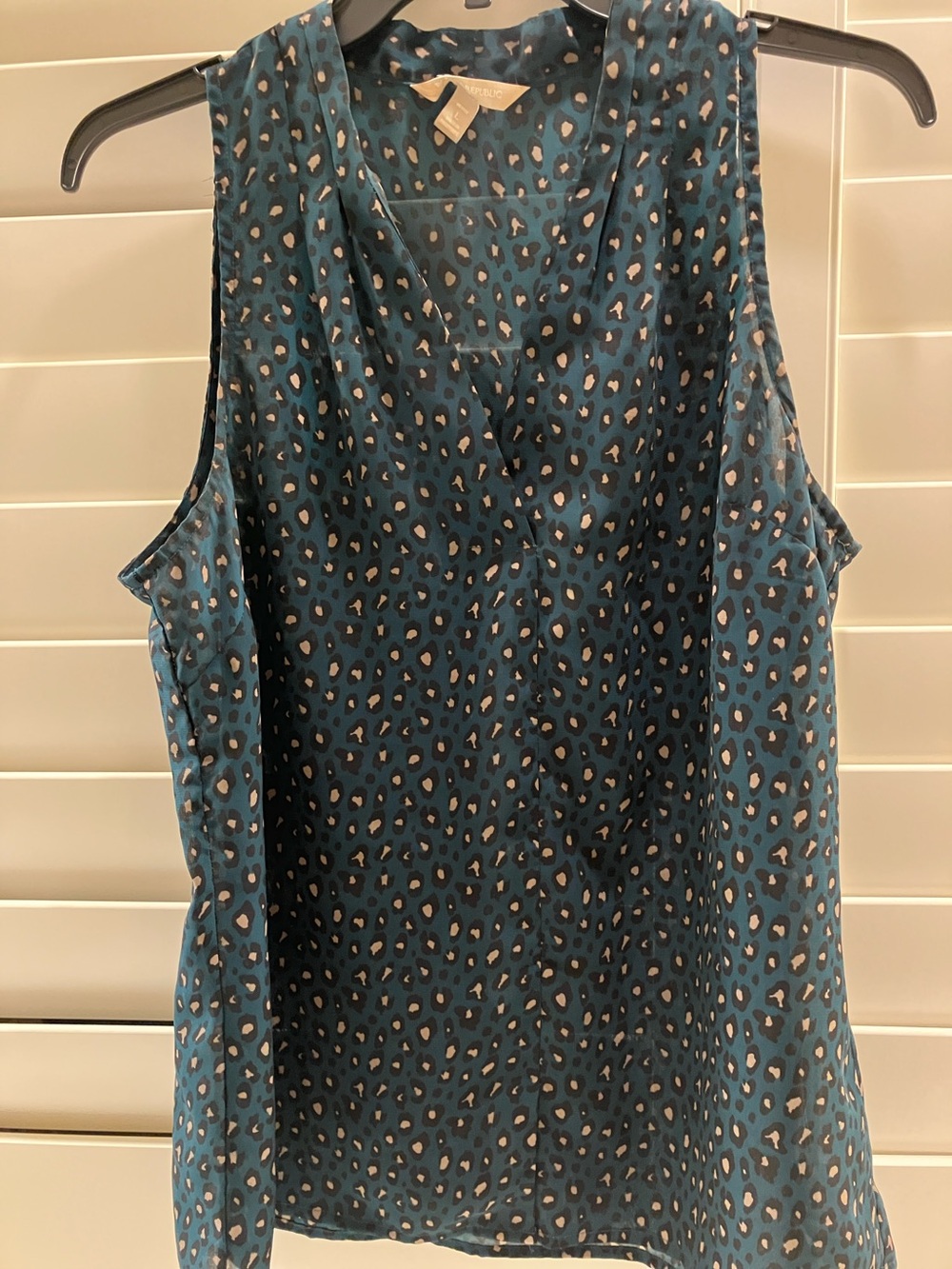 Banana Republic Dark Green Leopard Print Sleeveless V-Neck Top